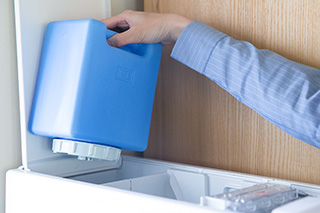 本体より水タンクを引き抜き