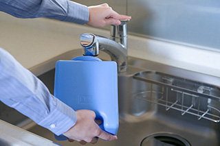 水タンクの中へ先に抗菌液を入れてから水道水を注いで40倍に希釈