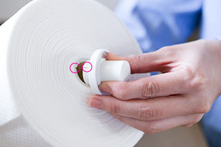 付属のガイド（凸部分）をロール芯の切れ込み部分に合わせセット